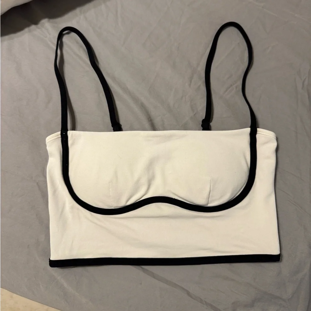 Alo Yoga Airbrush Streamlined Bra Tank in the Ivory/Black - Picture 4 of 5